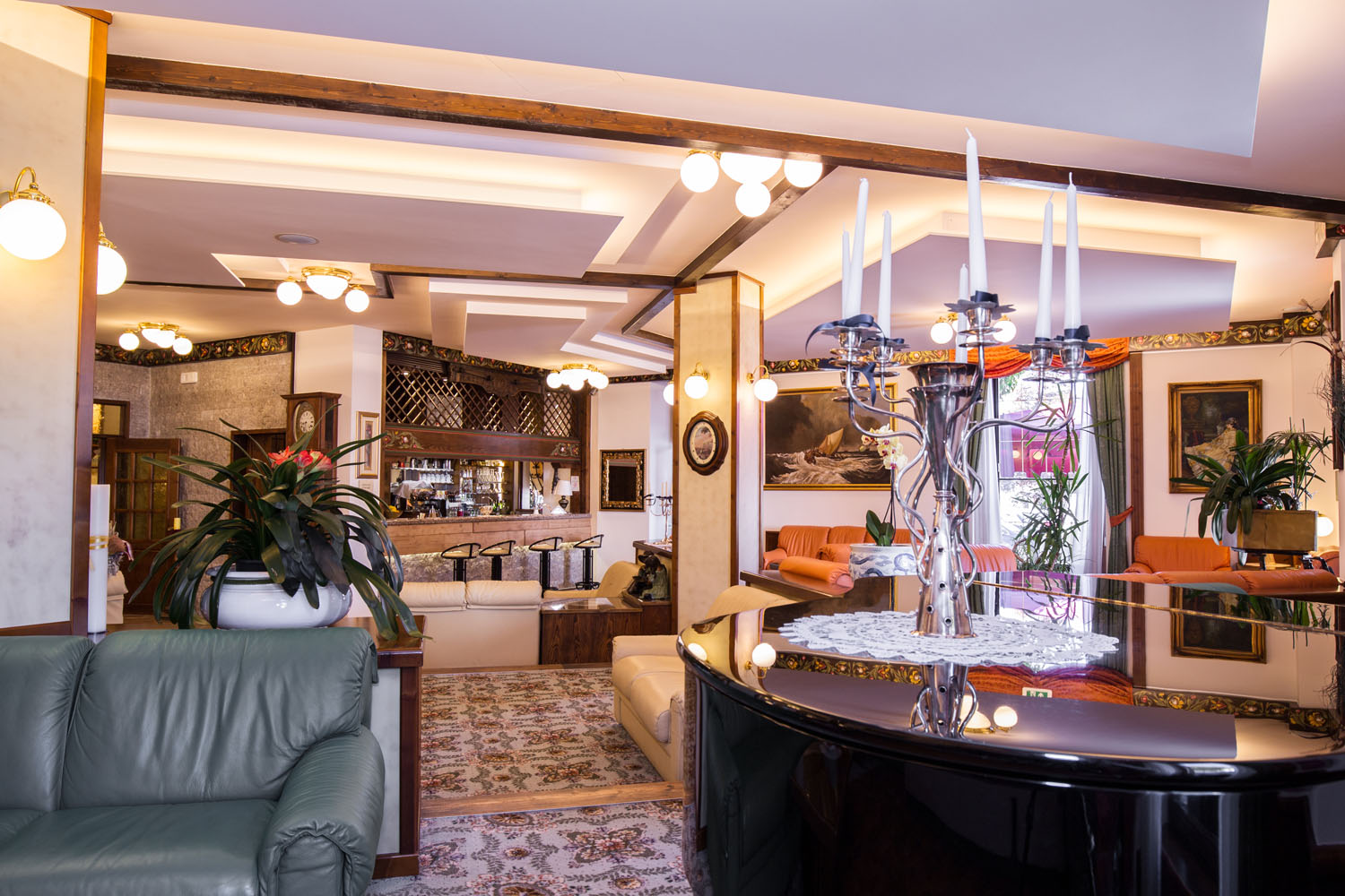 Bar per aperitivi di Grand Hotel des Alpes, albergo 4 stelle in centro a San Martino di Castrozza