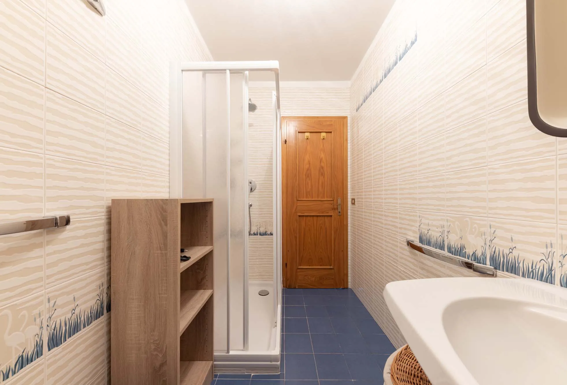 Bagno completo con doccia a Villa Giuliana