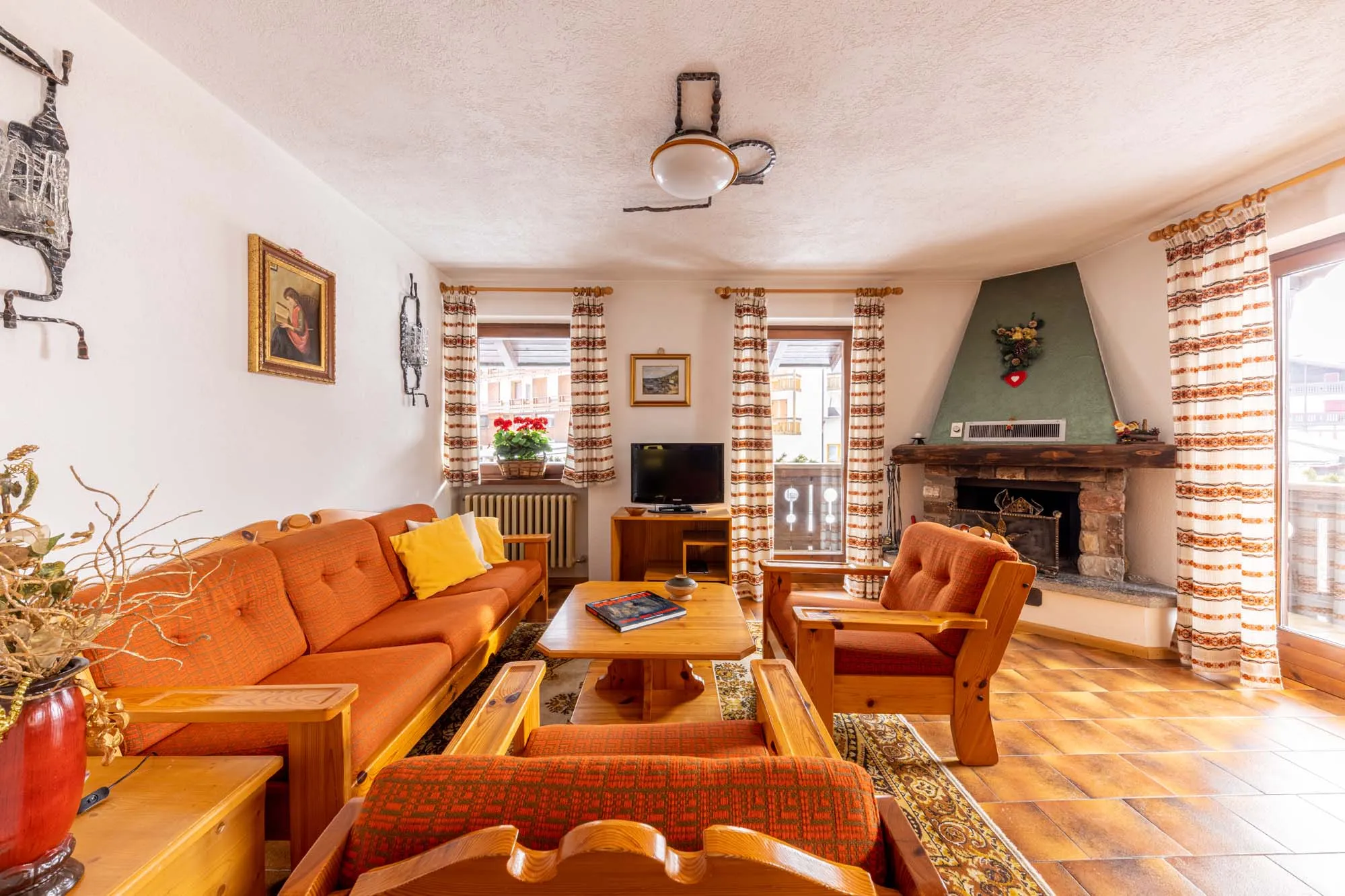 Soggiorno con camino degli Appartamenti Villa Giuliana