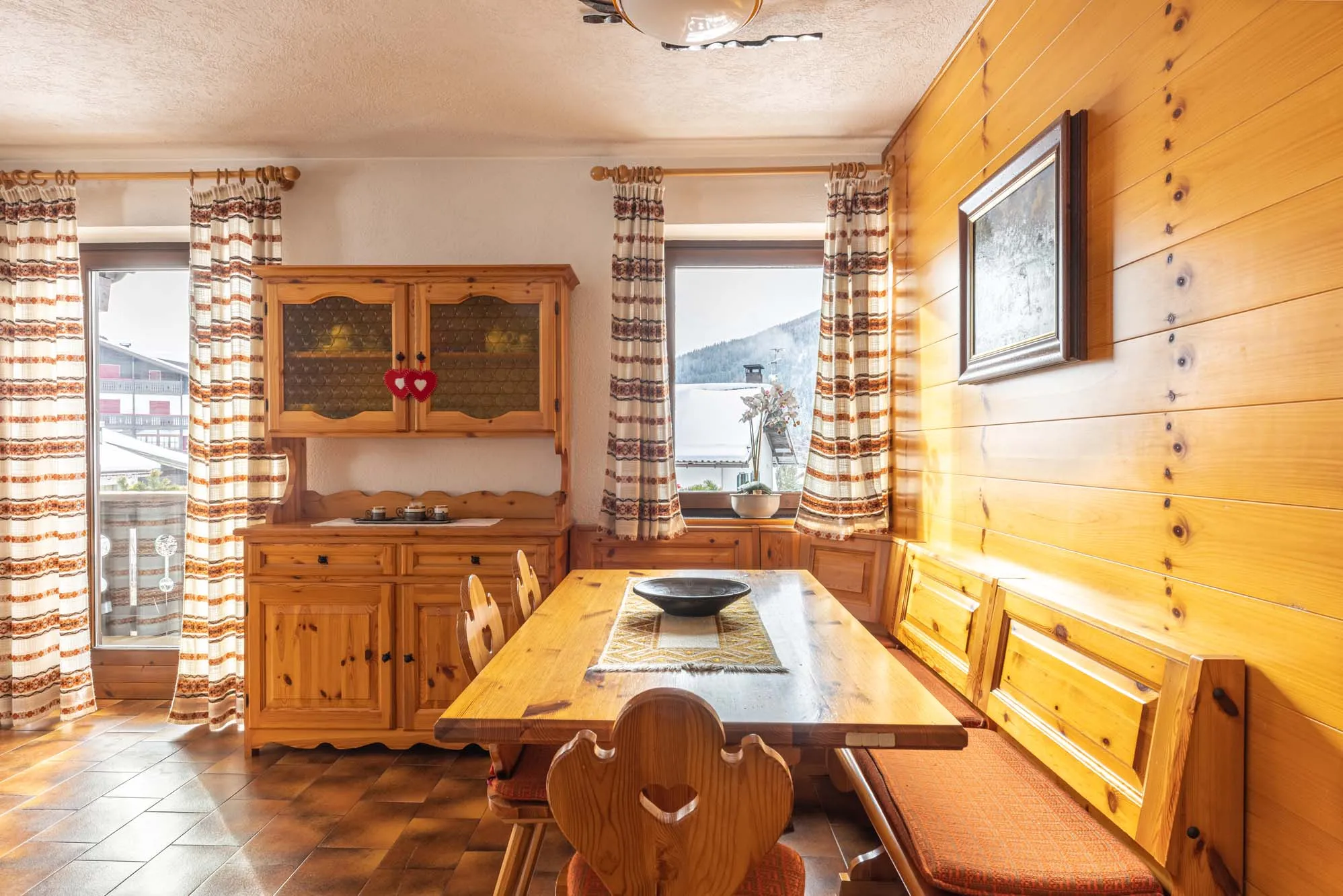 Zona pranzo con arredi in legno a Villa Giuliana