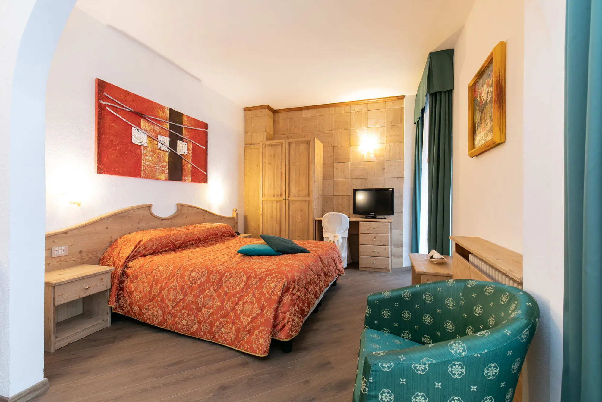 Letto matrimoniale Camera living room hotel Des Alpes San Martino di Castrozza