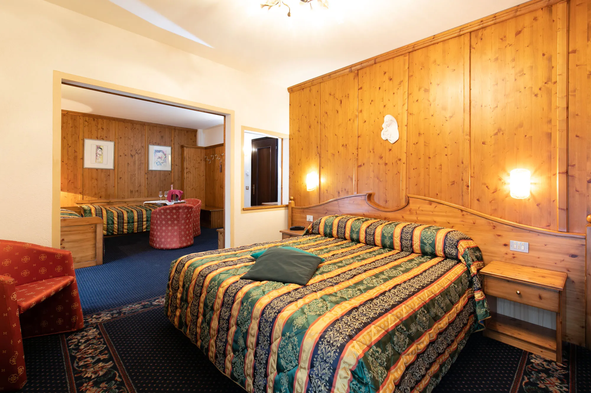 Letto matrimoniale Camera living room hotel Des Alpes San Martino di Castrozza