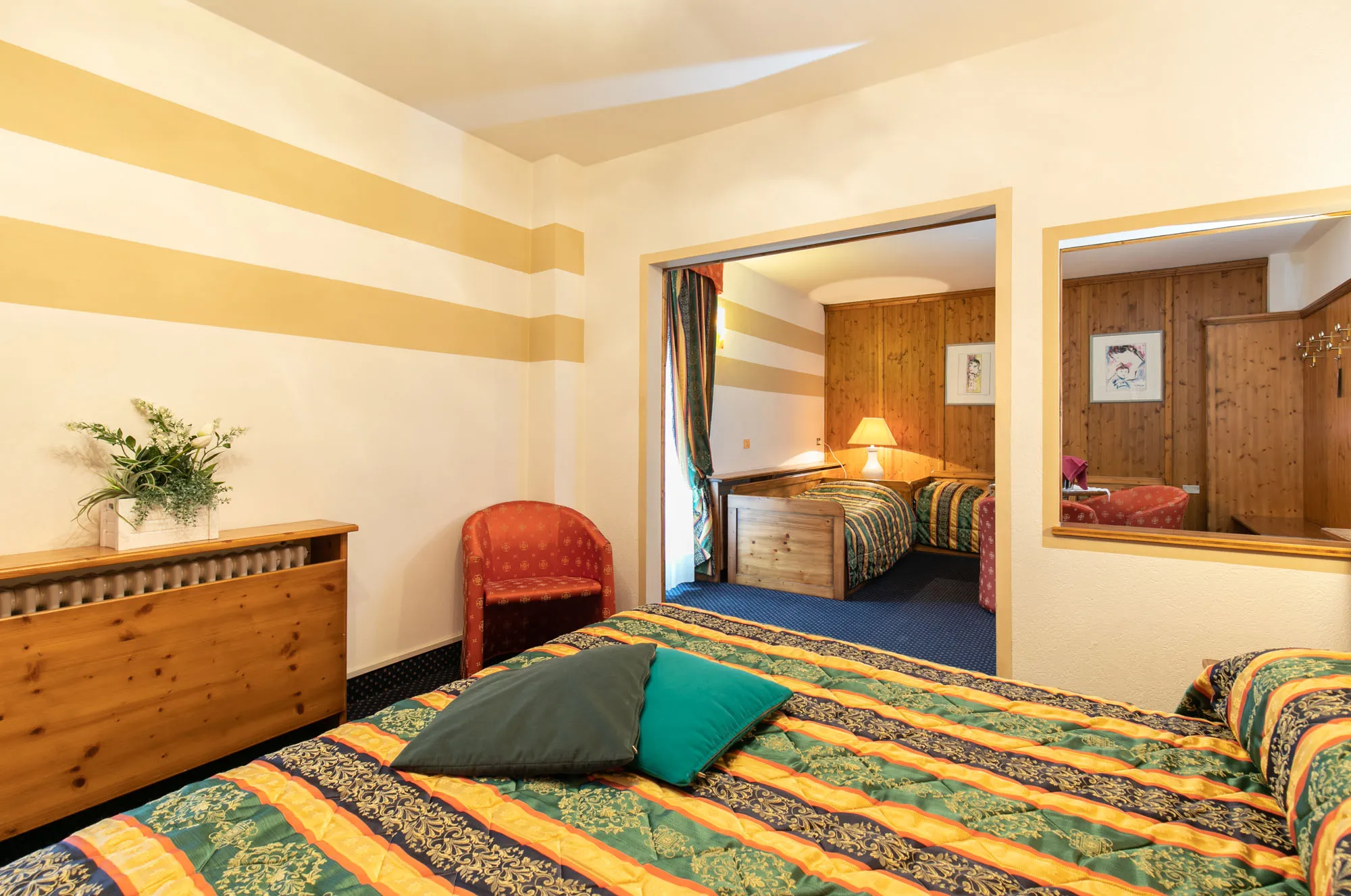 Letto matrimoniale Camera living room hotel Des Alpes San Martino di Castrozza