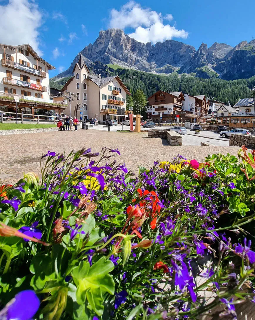 Centro di San Martino di Castrozza con fiori e Dolomiti