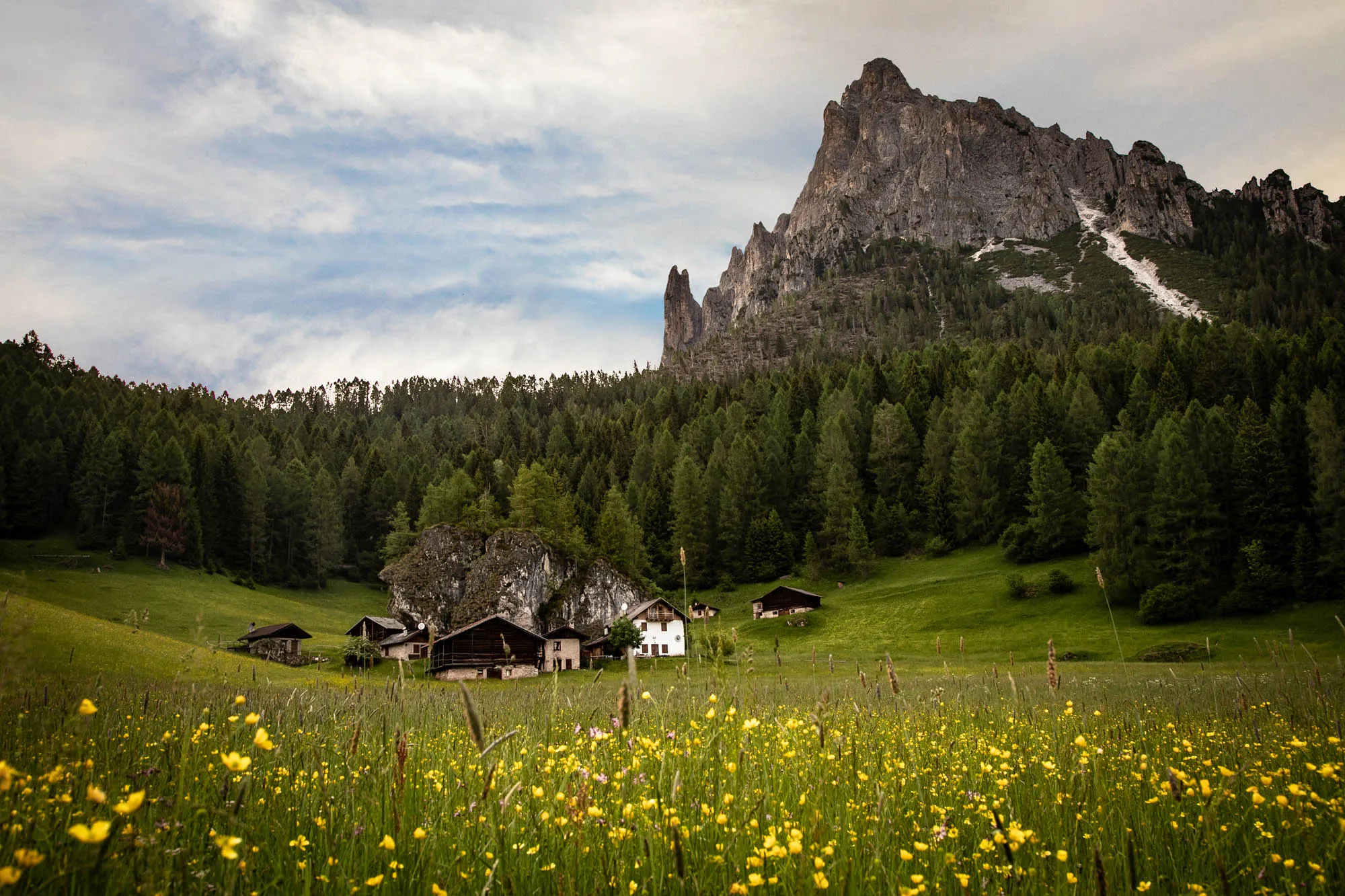 Prati e baite ai piedi delle Dolomiti