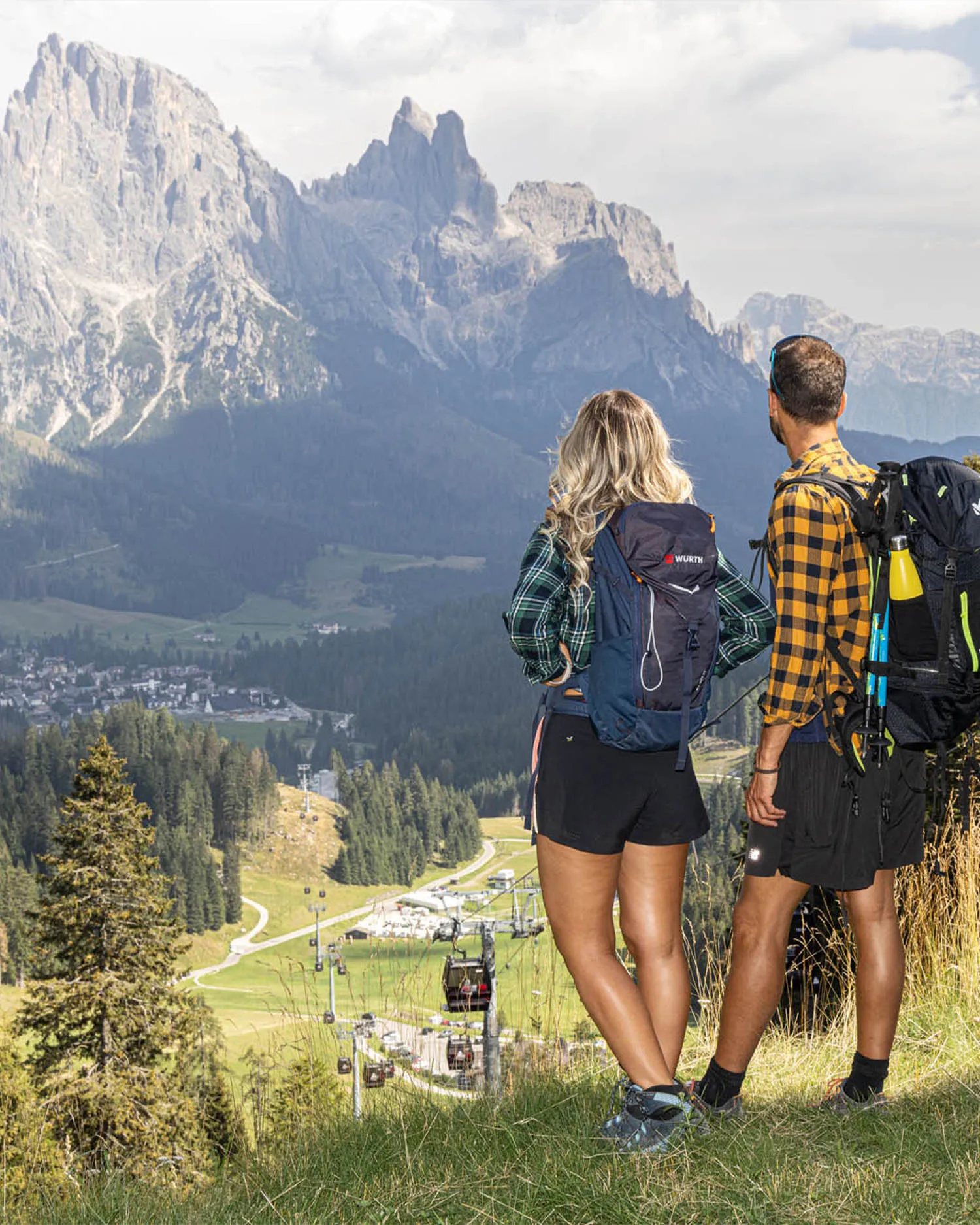 Coppia di escursionisti davanti alle Pale di San Martino