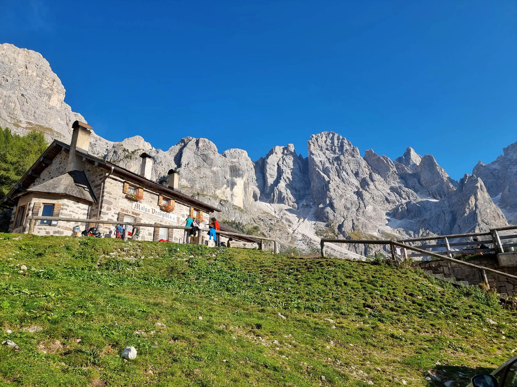 Escursionisti con bastoncini su un sentiero dolomitico