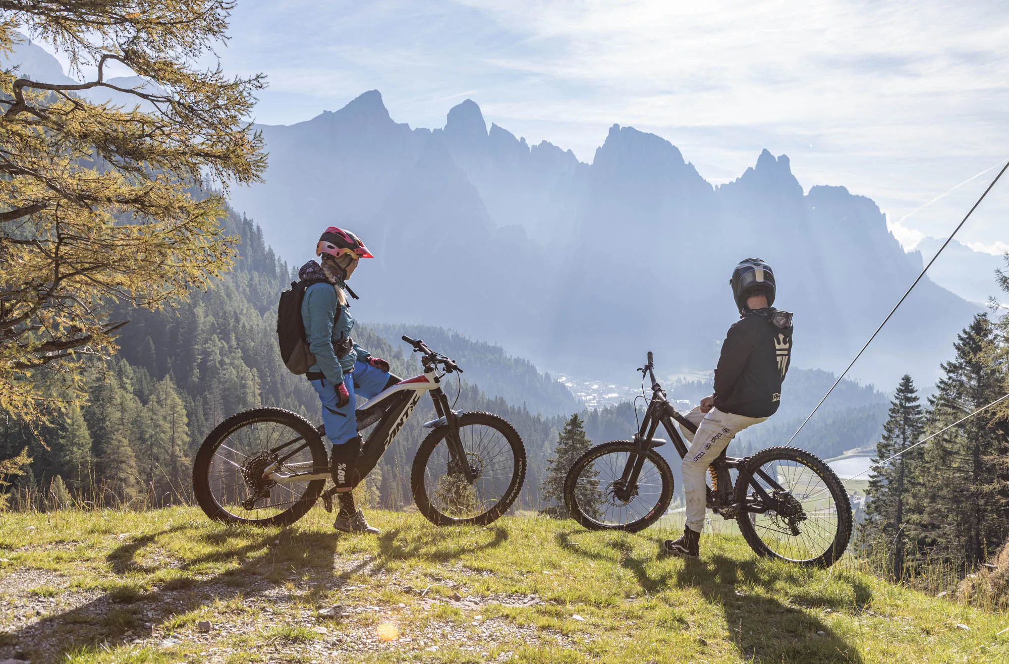 Escursionisti in mountain bike sulle Dolomiti