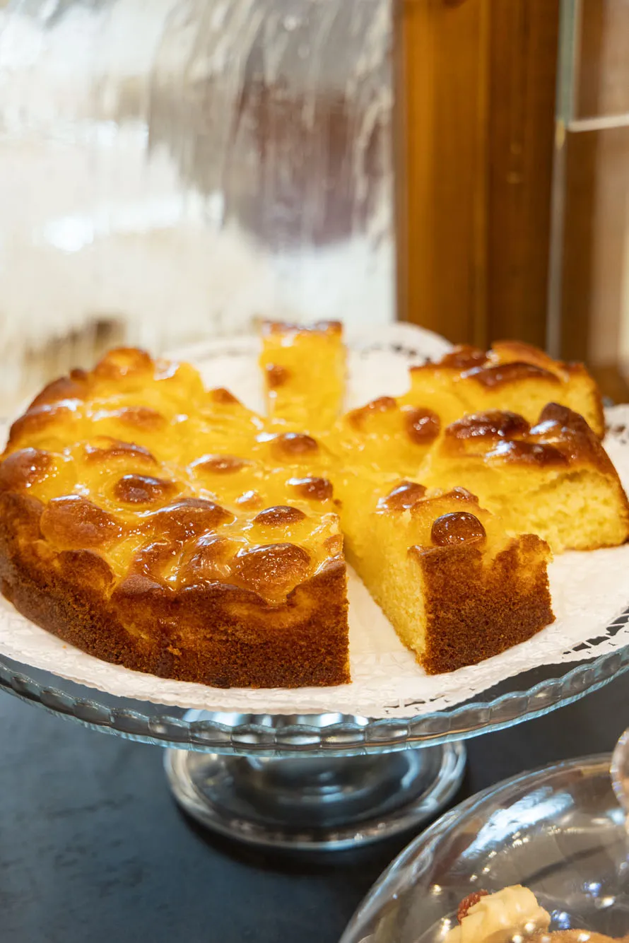 Torta di mele fatta in casa a colazione