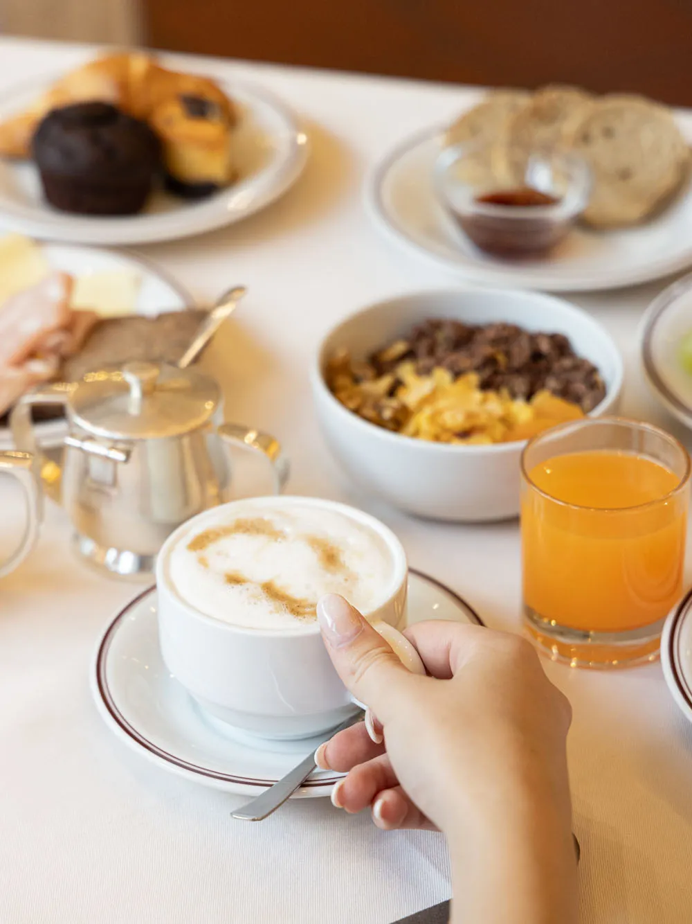 Cappuccino, cereali, spremuta, dolci a colazione