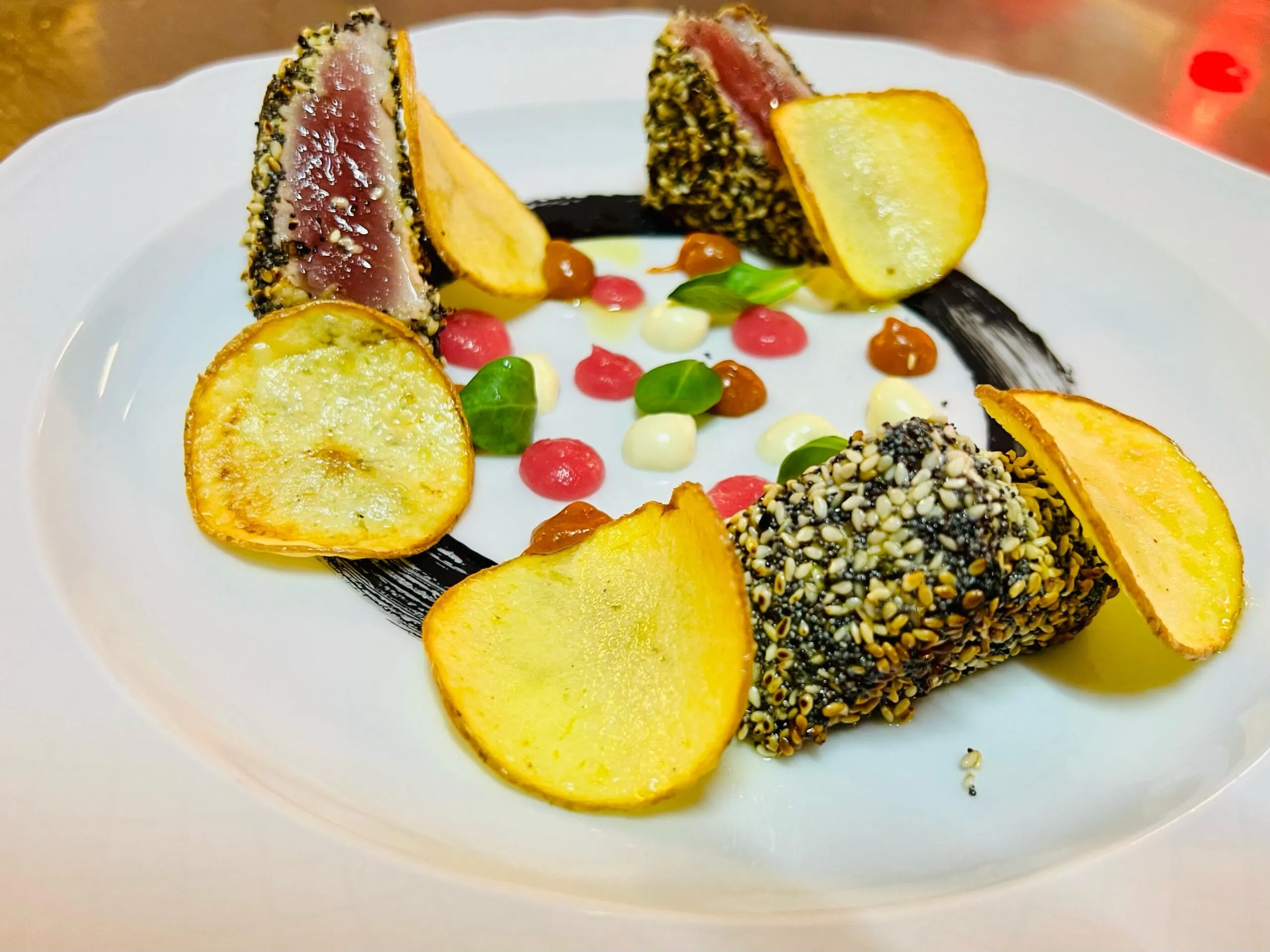 Antipasto gourmet al tonno con preparazione croccante