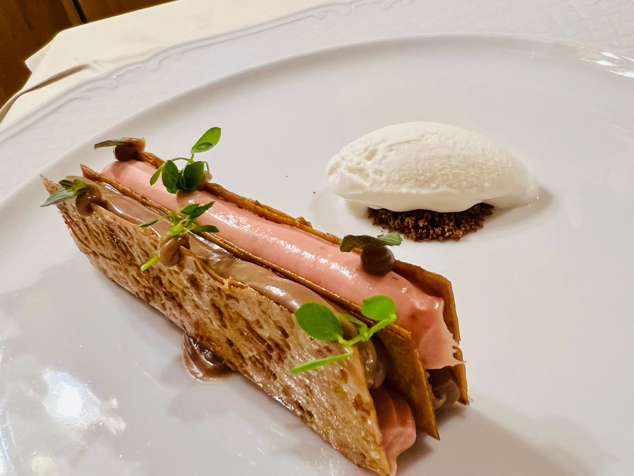 Piatto gourmet con carne e gelato salato