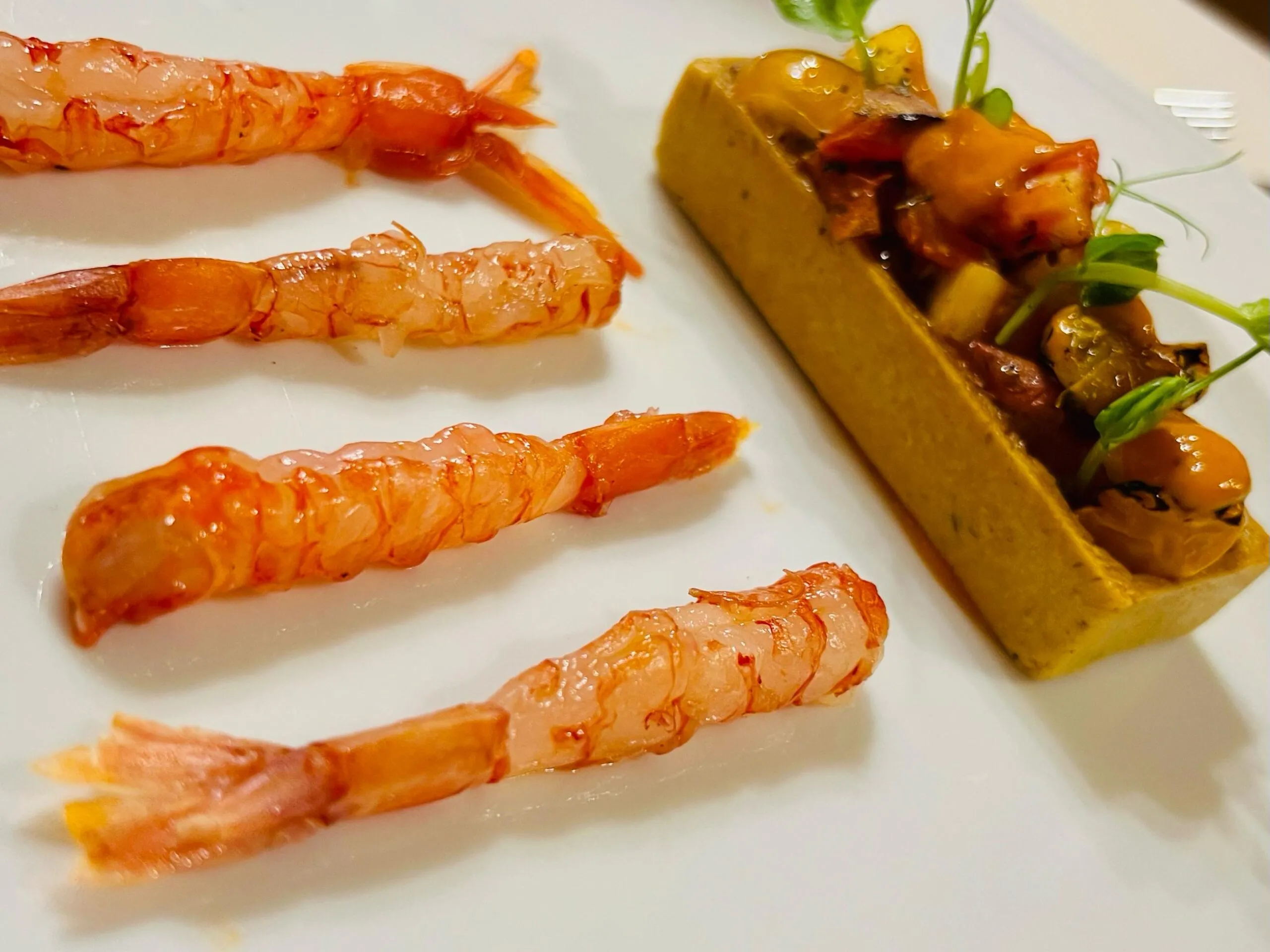 Gamberi serviti con preparazione gourmet