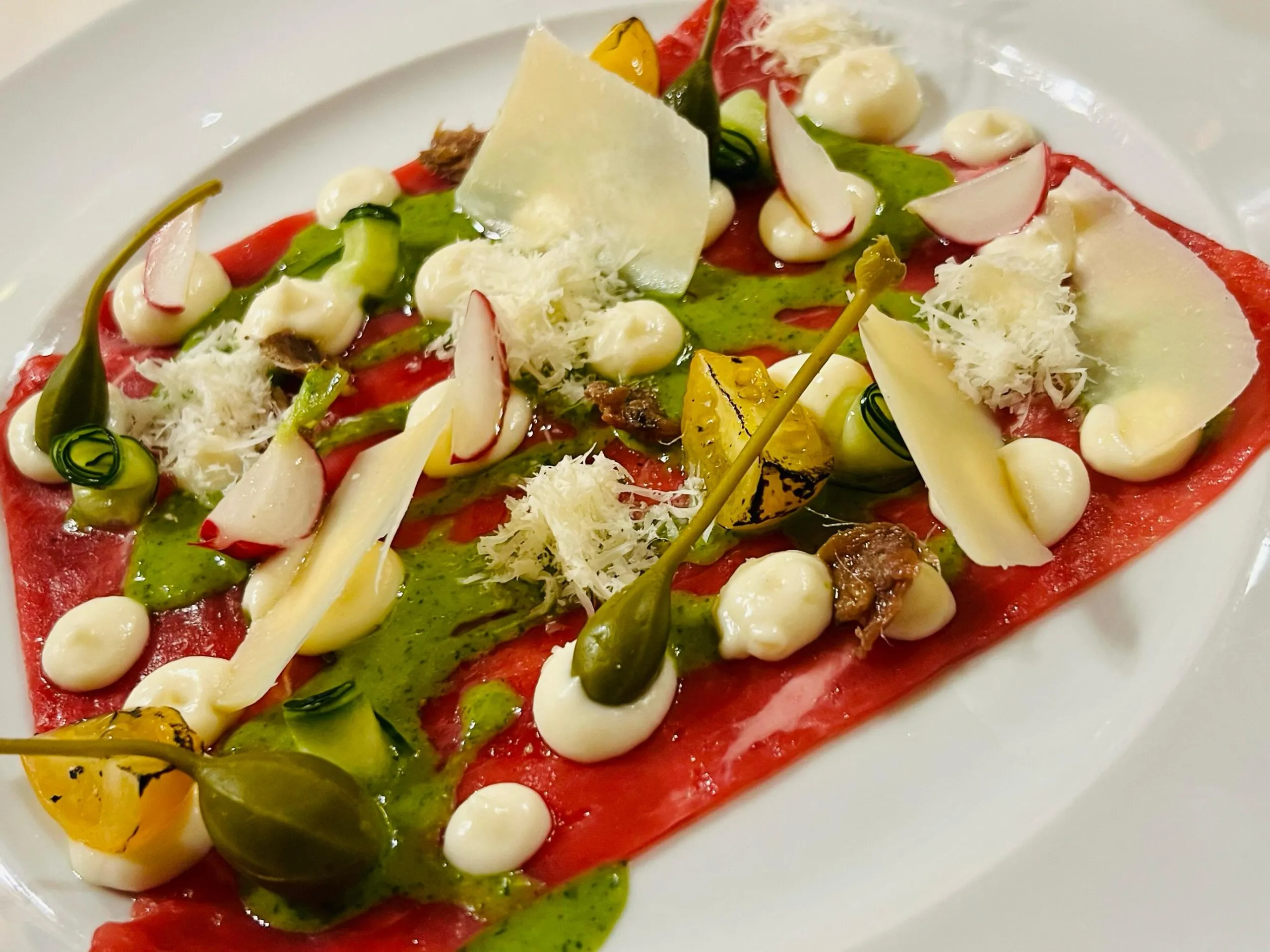 Carpaccio gourmet con verdure e formaggio