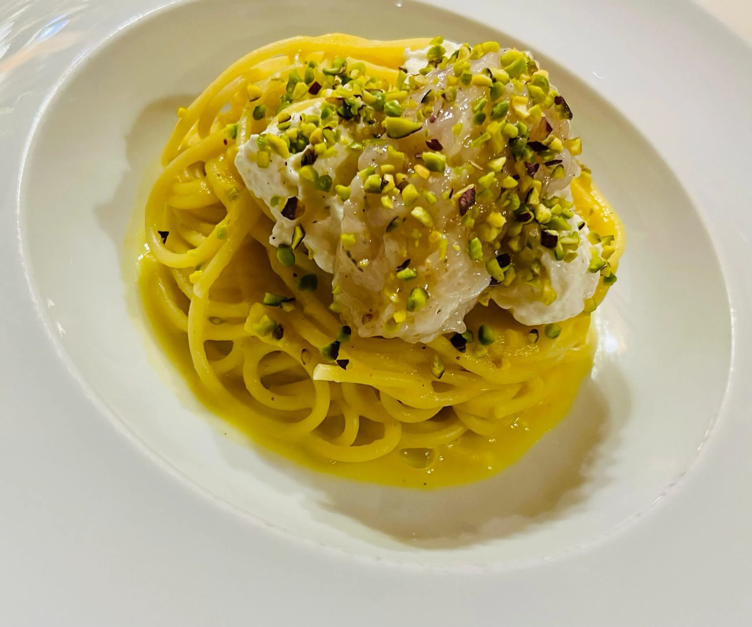 Pasta gourmet con crema e granella di pistacchio