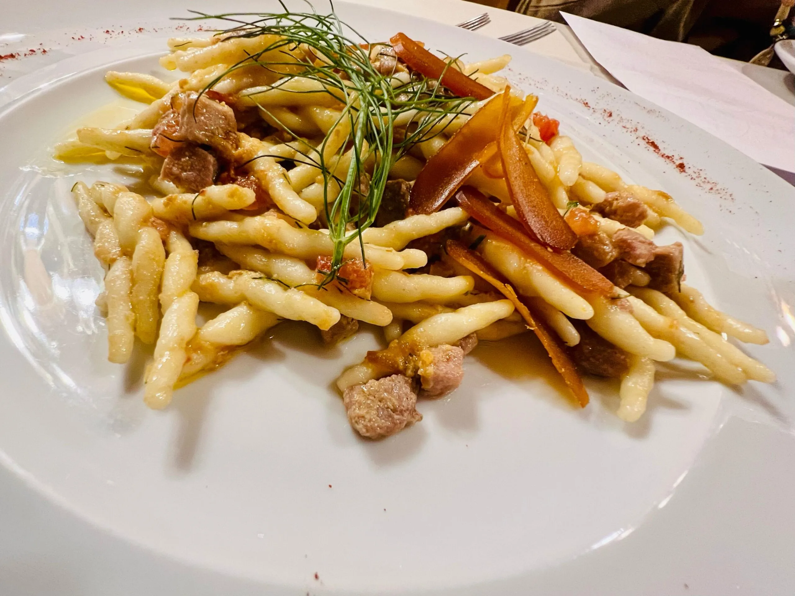 Pasta fresca con verdure servita al ristorante