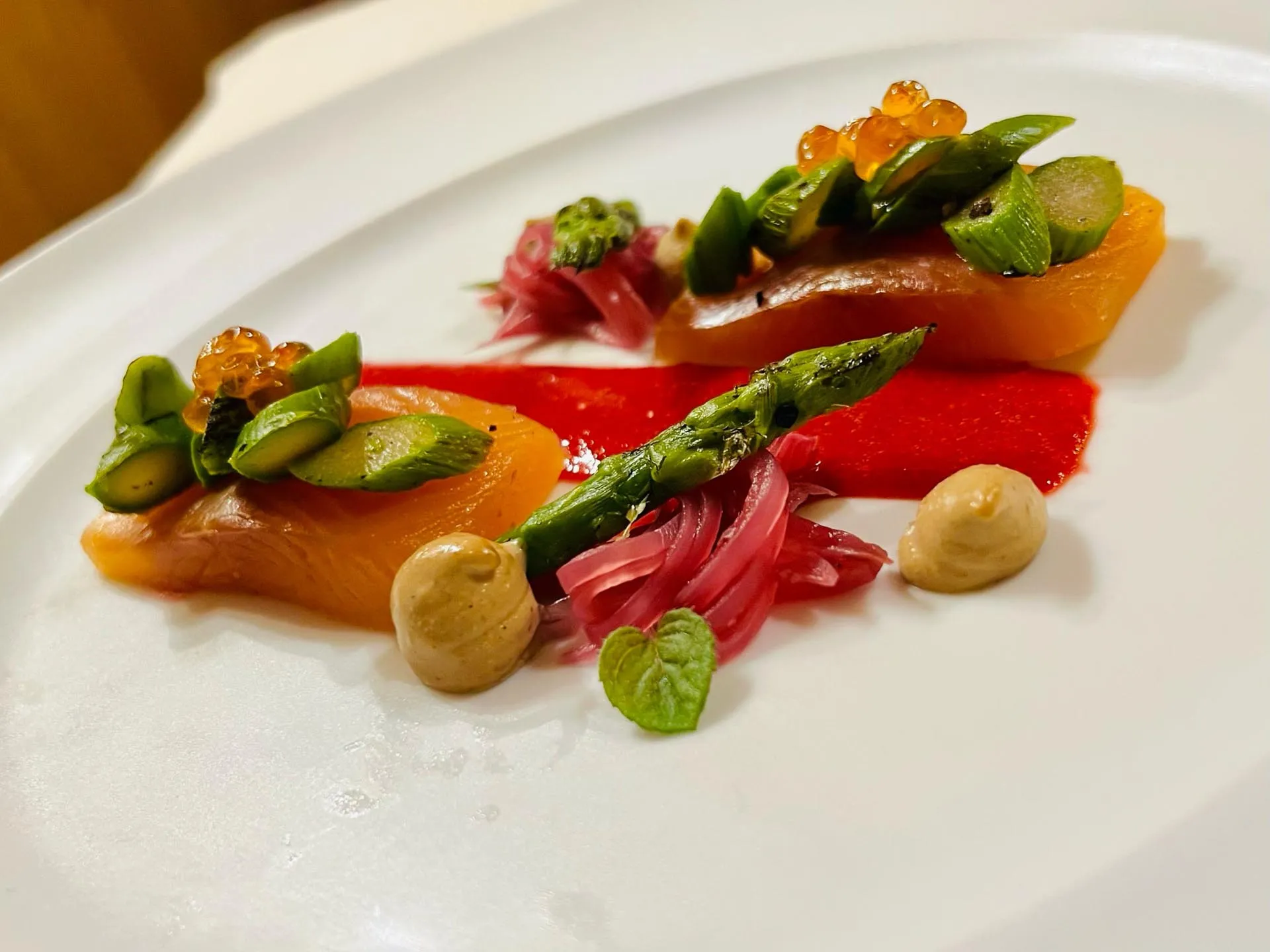 Piatto gourmet con pesce scottato e verdure