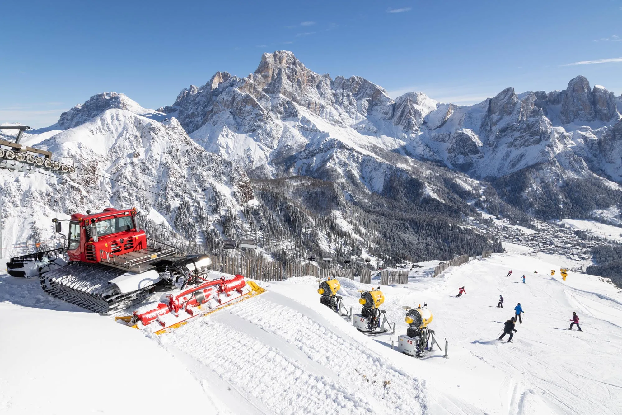 Pista da sci con gatto delle nevi e Dolomiti