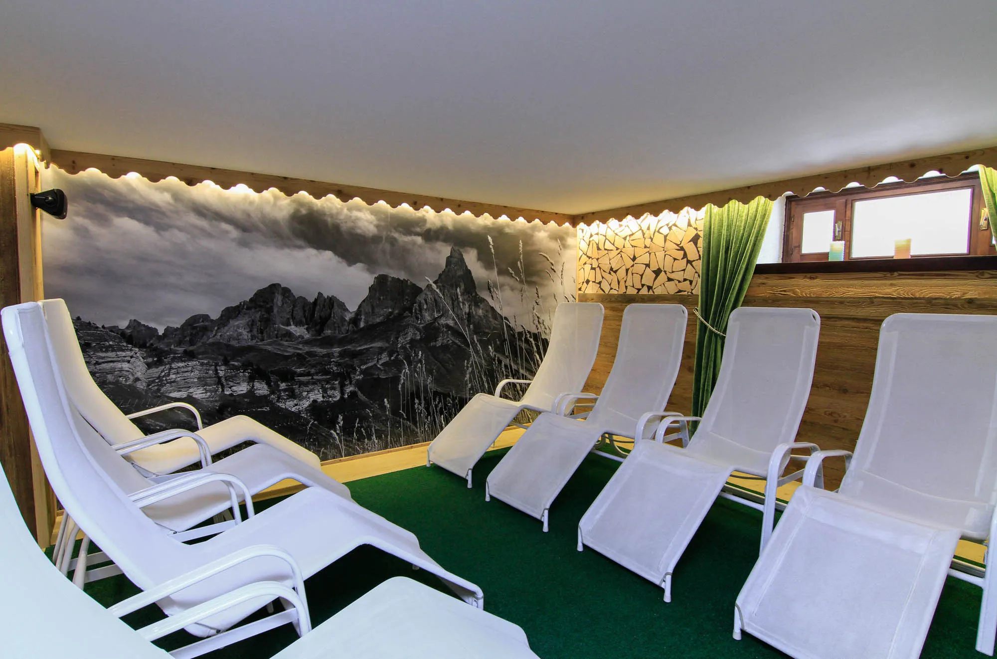 Lettini relax con foto delle Pale di San Martino sulle pareti