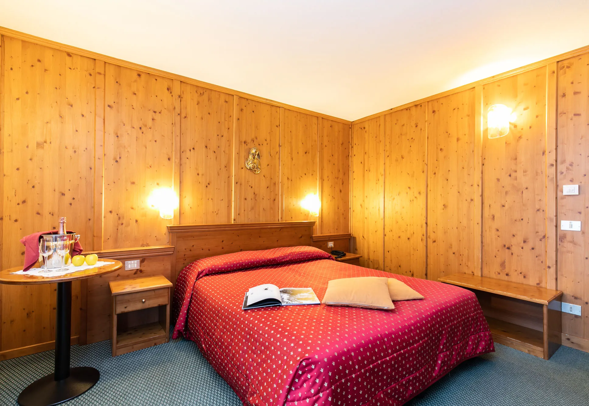 Letto matrimoniale Camera living room hotel Des Alpes San Martino di Castrozza