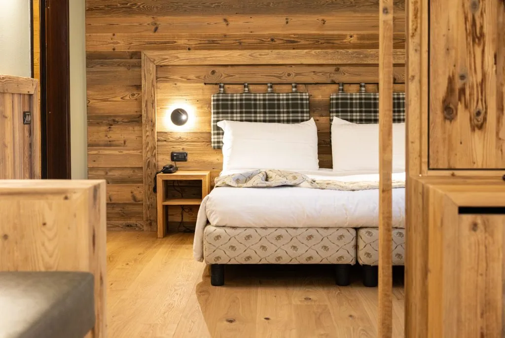 Letto matrimoniale Living room hotel Des alpes dolomiti