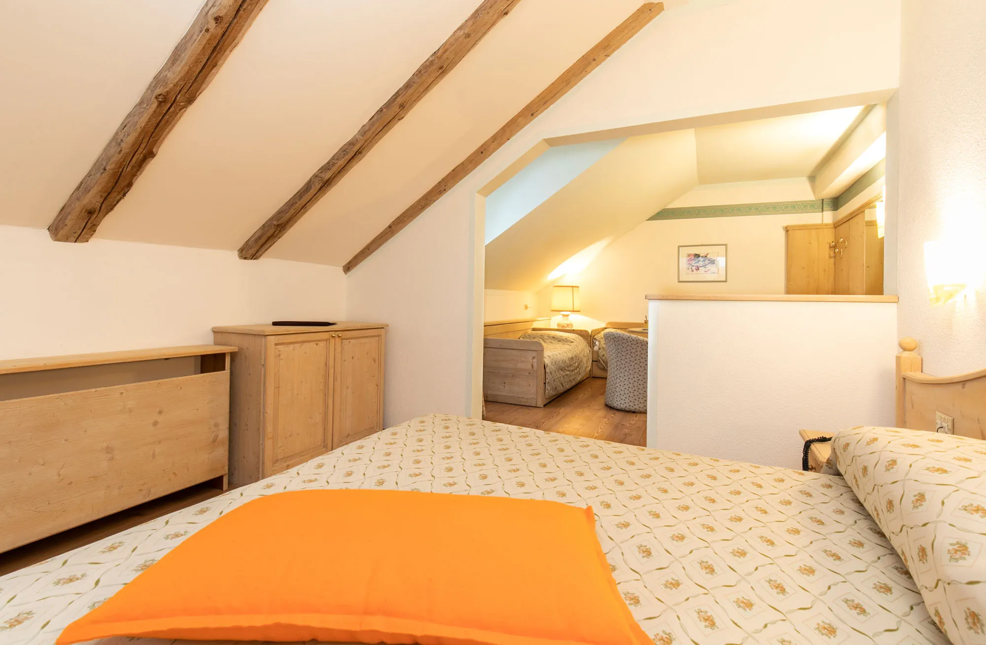 Letto matrimoniale Camera living room hotel Des Alpes San Martino di Castrozza