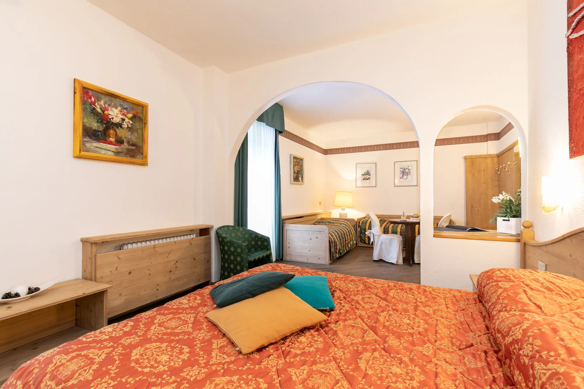 Letto matrimoniale Camera living room hotel Des Alpes San Martino di Castrozza