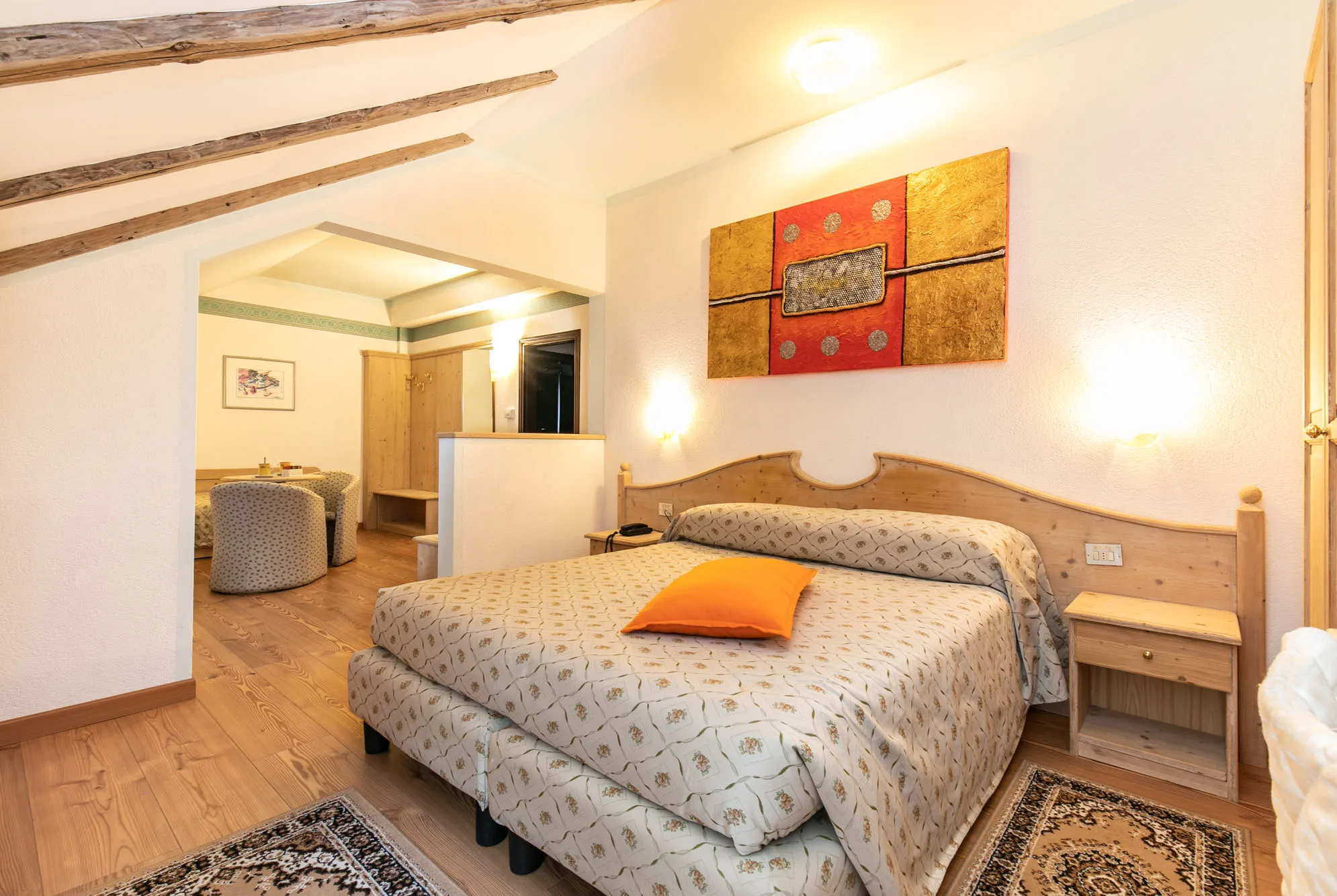 Letto matrimoniale Camera living room hotel Des Alpes San Martino di Castrozza