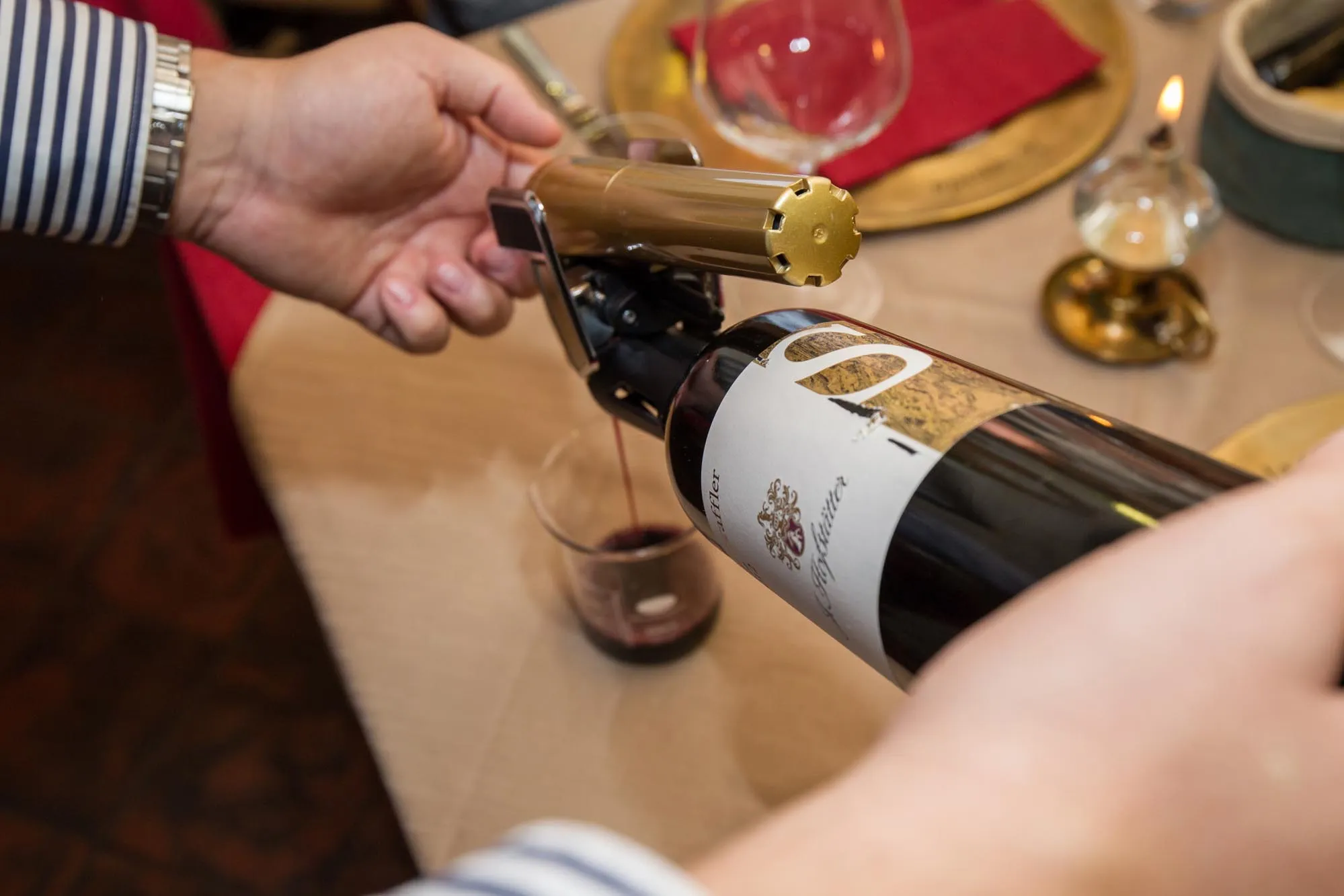 Bottiglia di vino aperta durante una degustazione