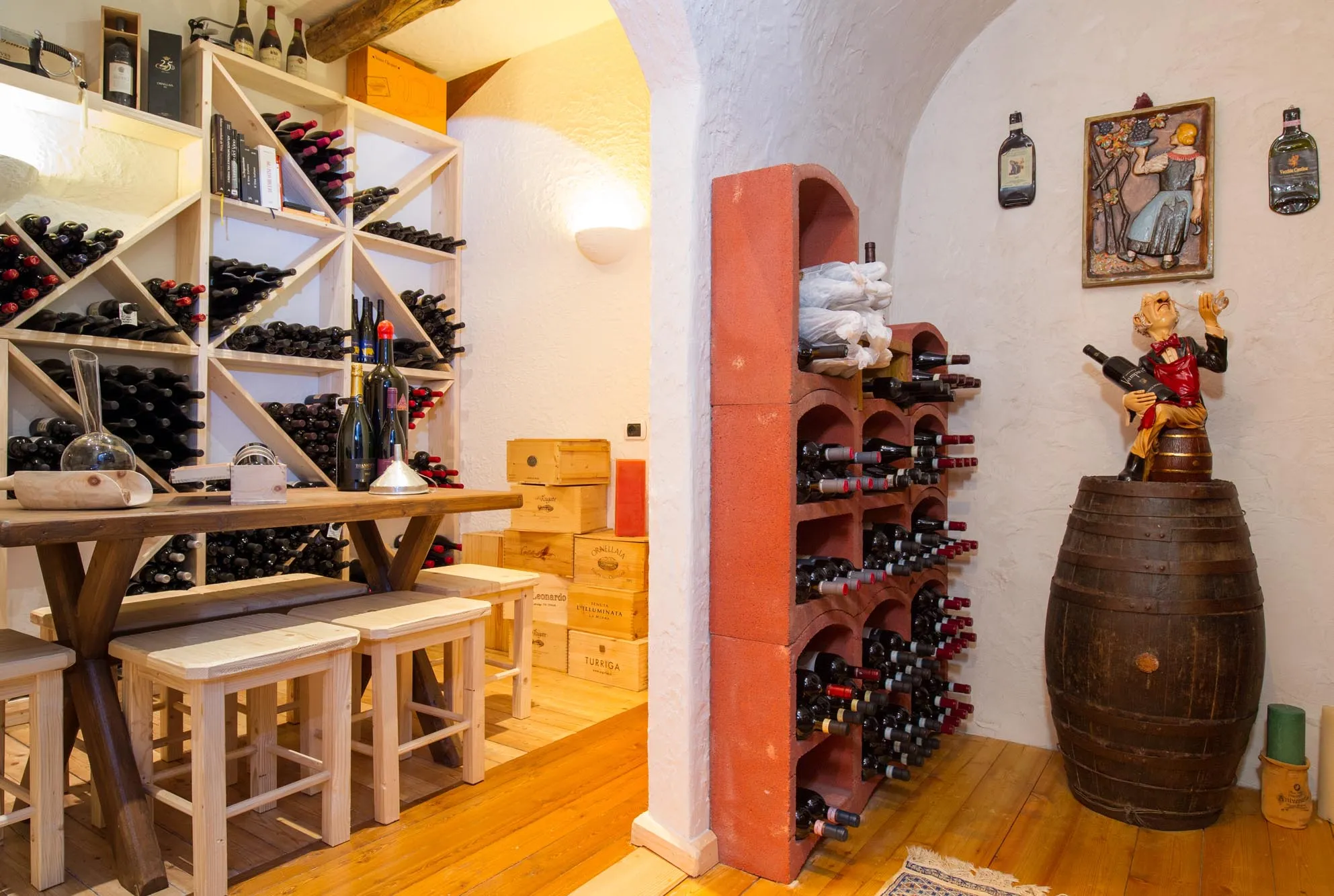Cantina con selezione di vini e tavolo da degustazione