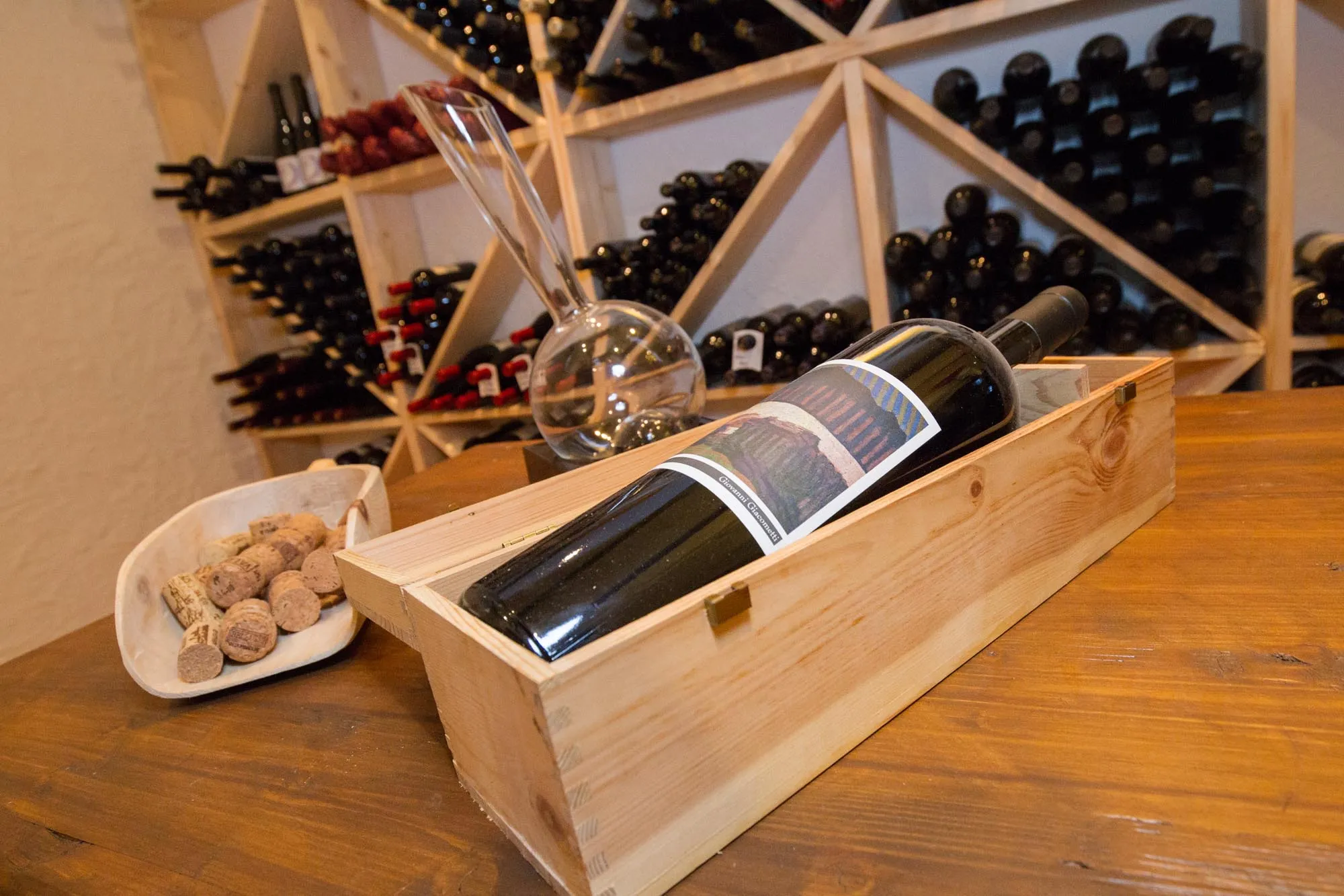 Bottiglia di vino in cassetta di legno