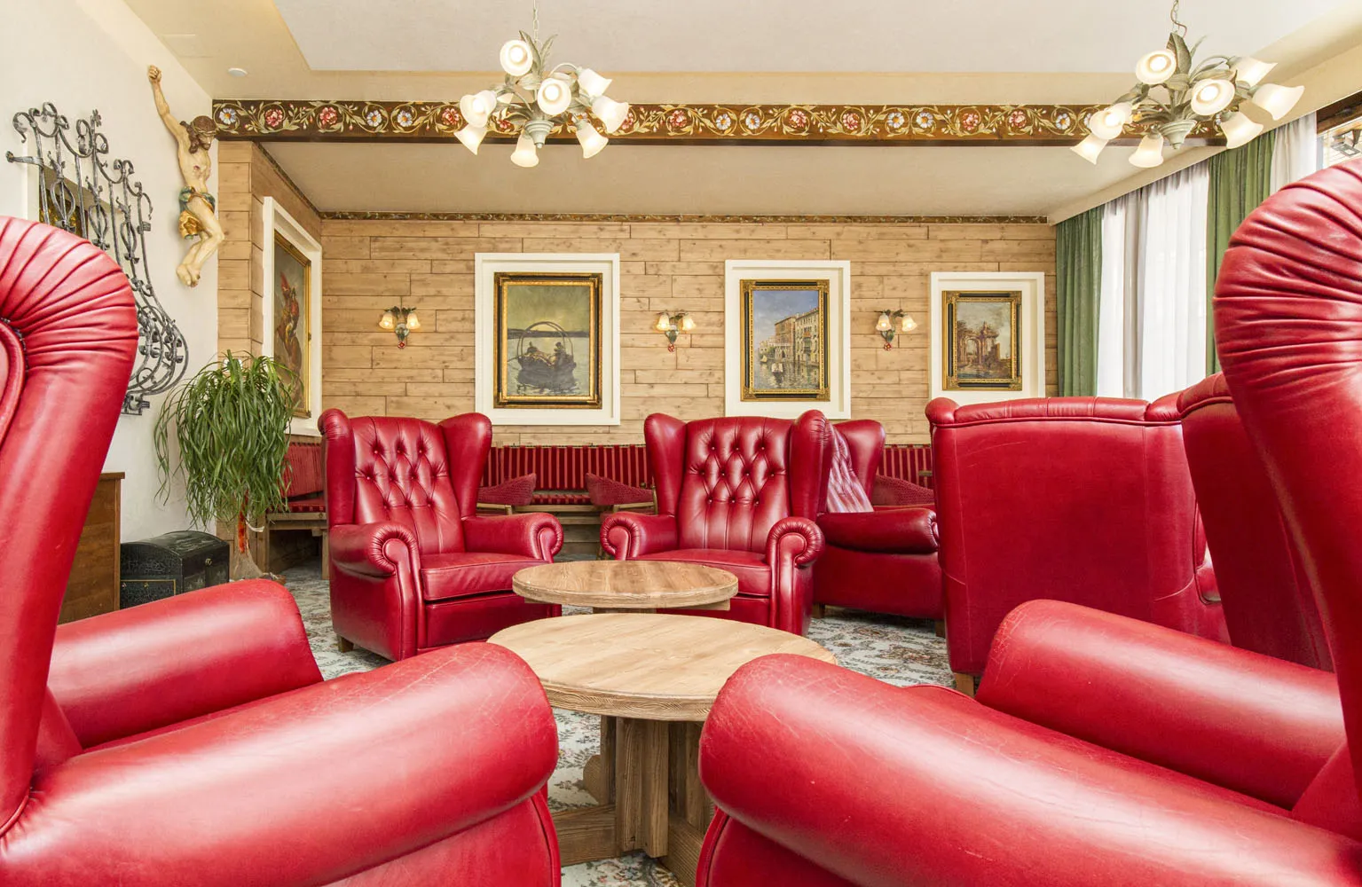Sala con poltrone rosse