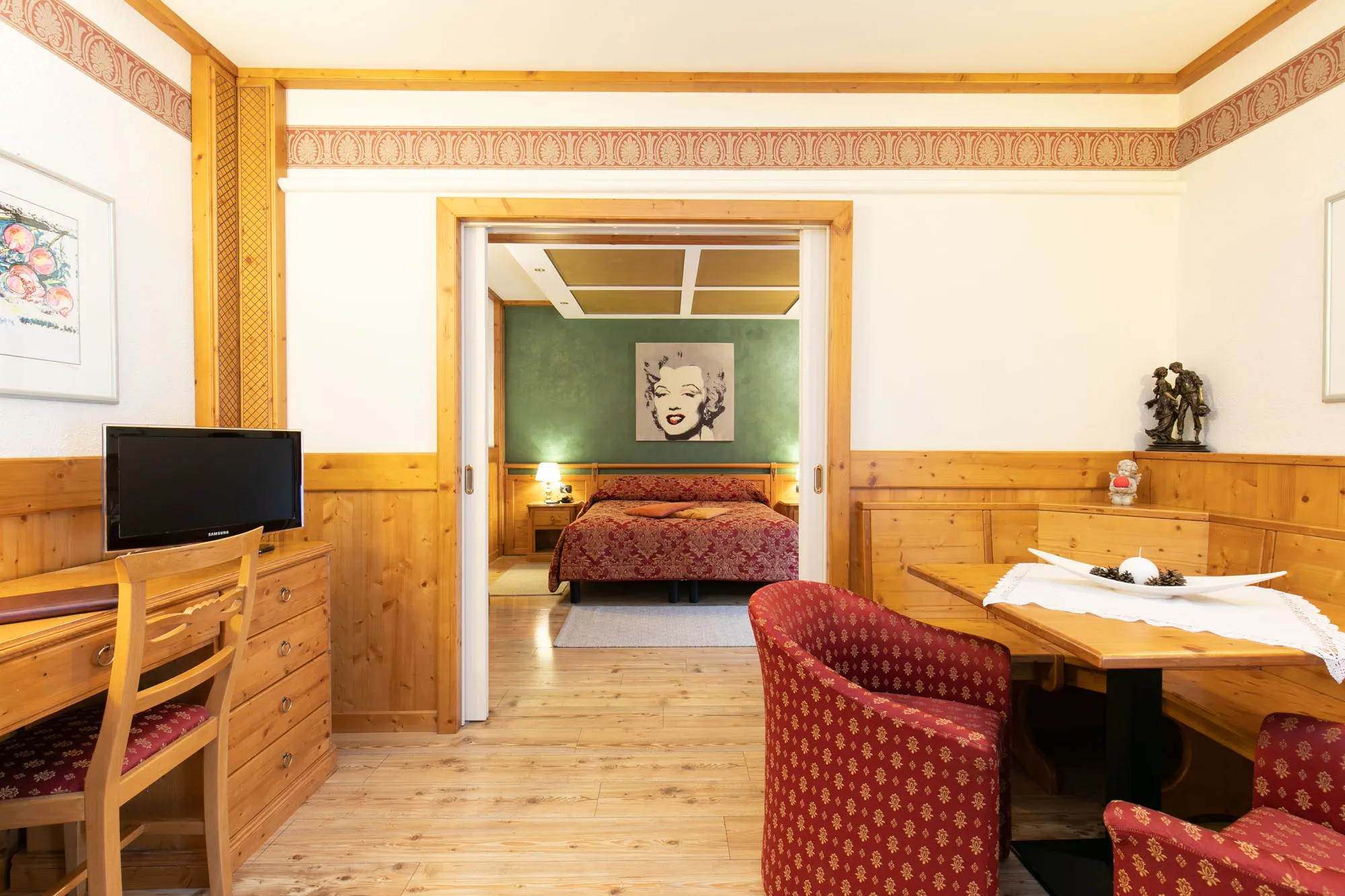 Soggiorno e camera Suite Room Hotel Des Alpes