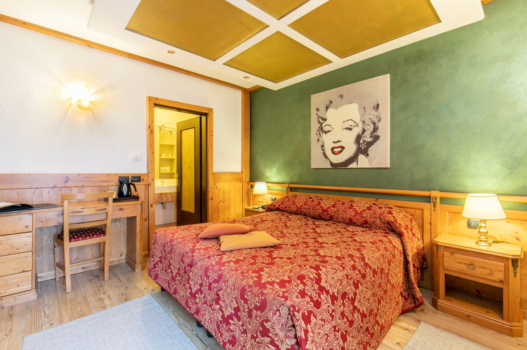 Letto con quadro Suite Room Hotel Des Alpes