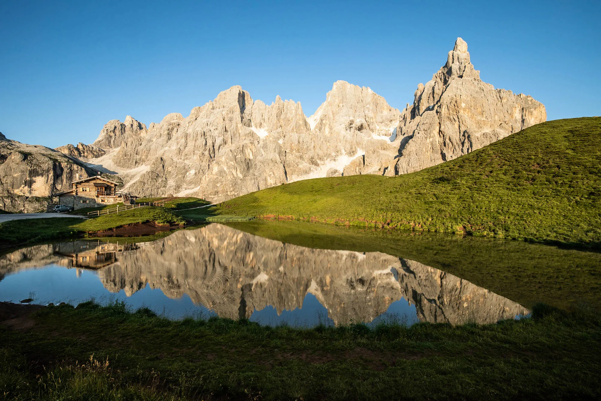 Rifugio alpino accanto a un lago di montagna